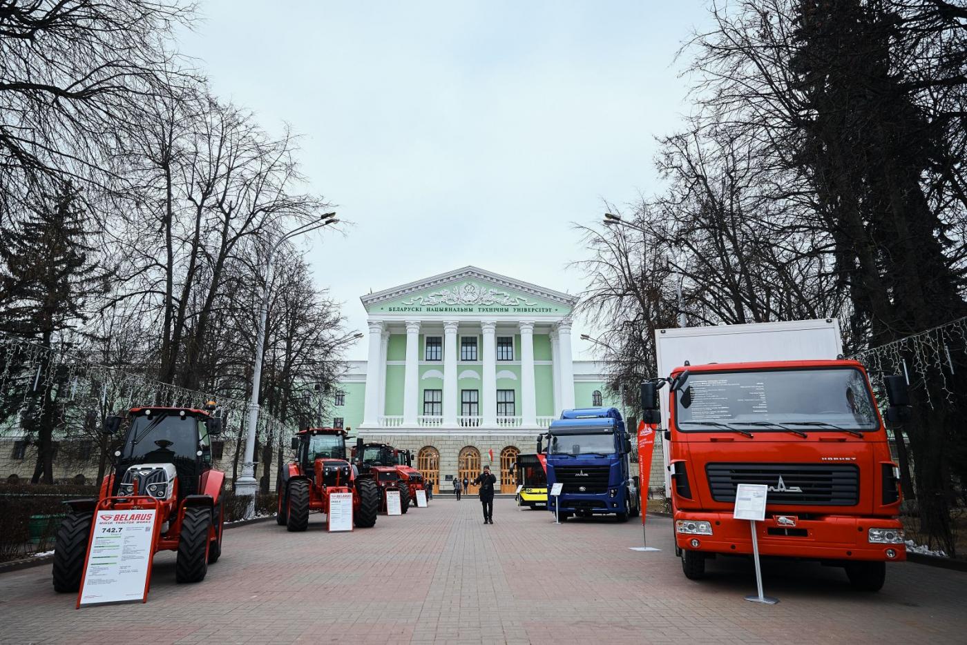 Возле главного корпуса была организована выставка техники. Узнали, что там было и какую роль в этом сыграли выпускники БНТУ